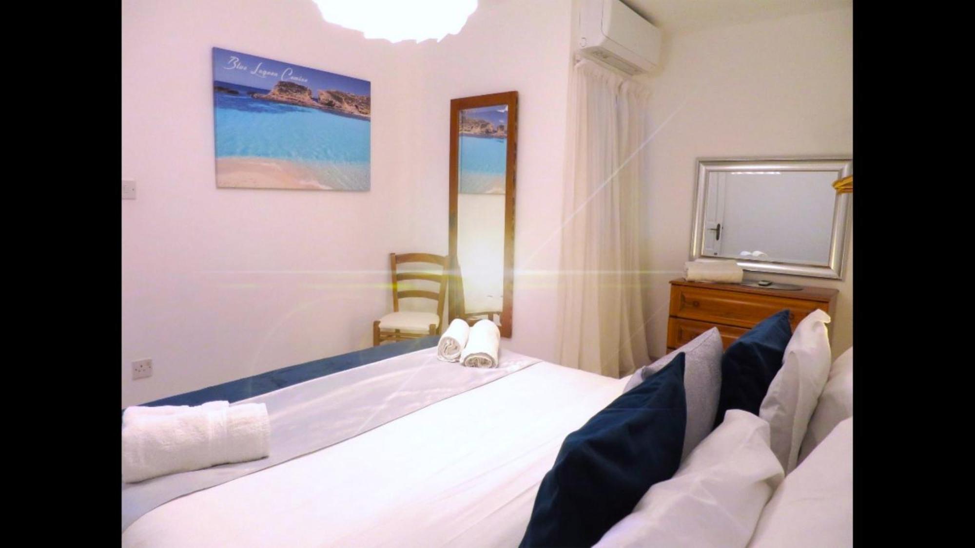 Seafront Apartment Terrace, Lounger & Panoramic Ocean Views 멜리에하 객실 사진