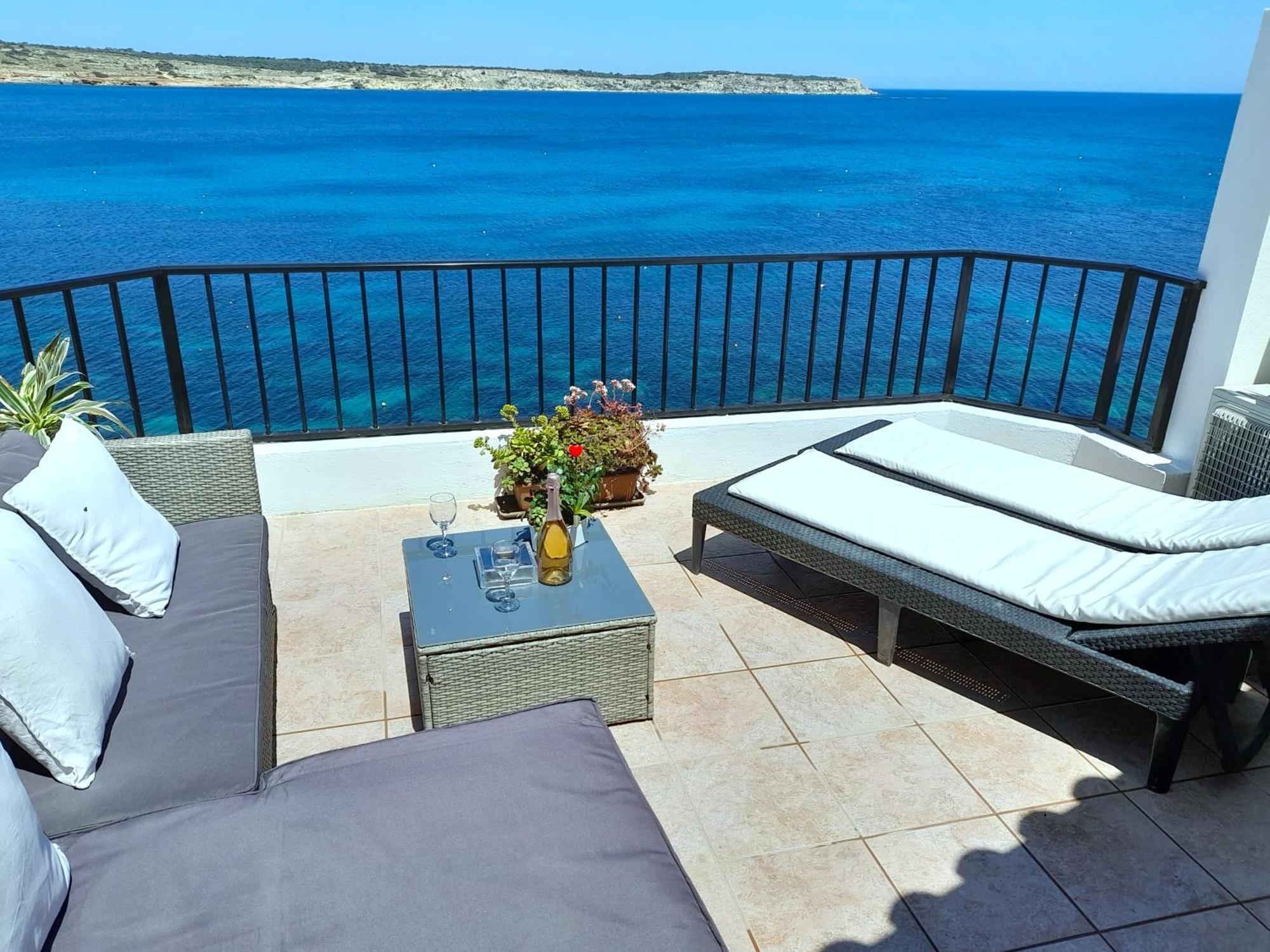 Seafront Apartment Terrace, Lounger & Panoramic Ocean Views 멜리에하 객실 사진