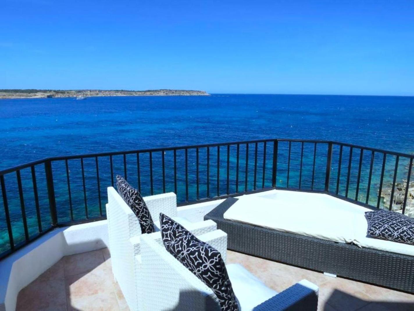 Seafront Apartment Terrace, Lounger & Panoramic Ocean Views 멜리에하 외부 사진