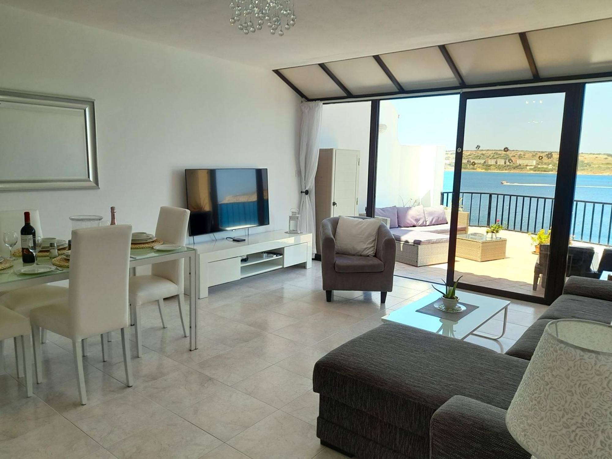 Seafront Apartment Terrace, Lounger & Panoramic Ocean Views 멜리에하 객실 사진