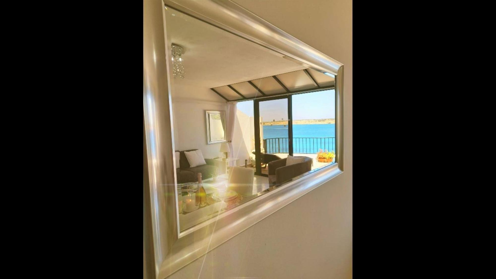 Seafront Apartment Terrace, Lounger & Panoramic Ocean Views 멜리에하 객실 사진
