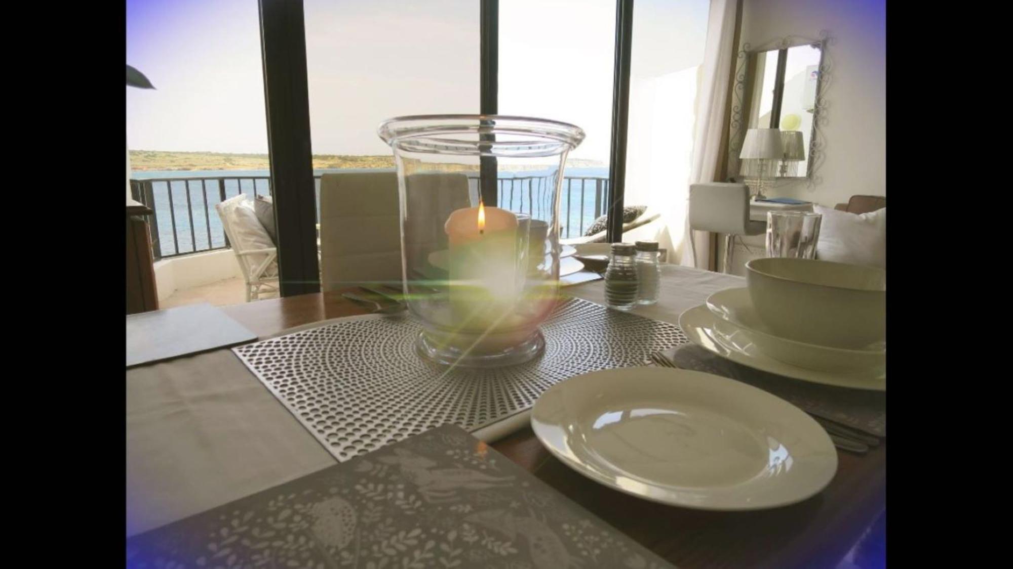 Seafront Apartment Terrace, Lounger & Panoramic Ocean Views 멜리에하 객실 사진