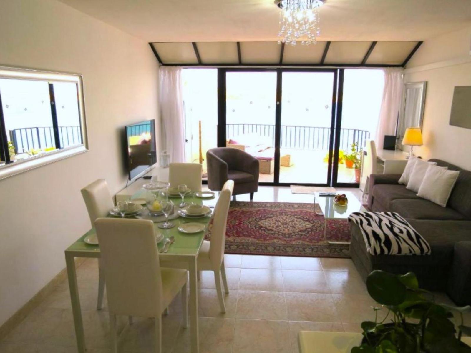 Seafront Apartment Terrace, Lounger & Panoramic Ocean Views 멜리에하 객실 사진