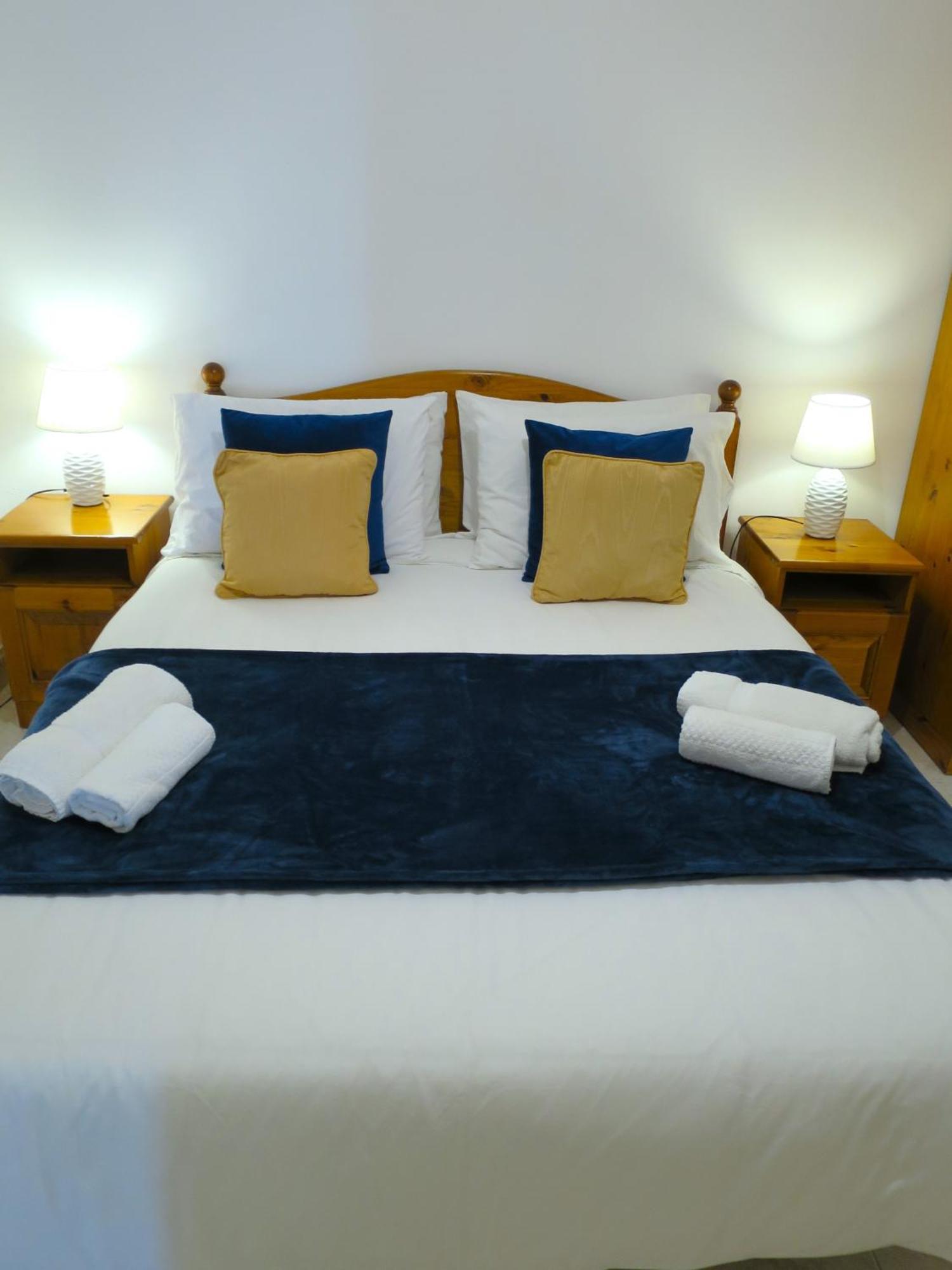Seafront Apartment Terrace, Lounger & Panoramic Ocean Views 멜리에하 객실 사진