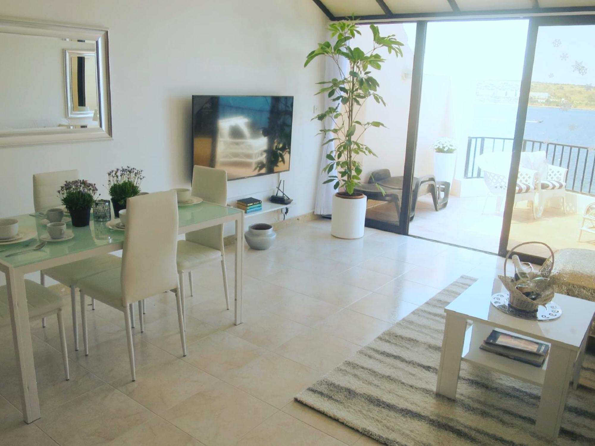 Seafront Apartment Terrace, Lounger & Panoramic Ocean Views 멜리에하 객실 사진