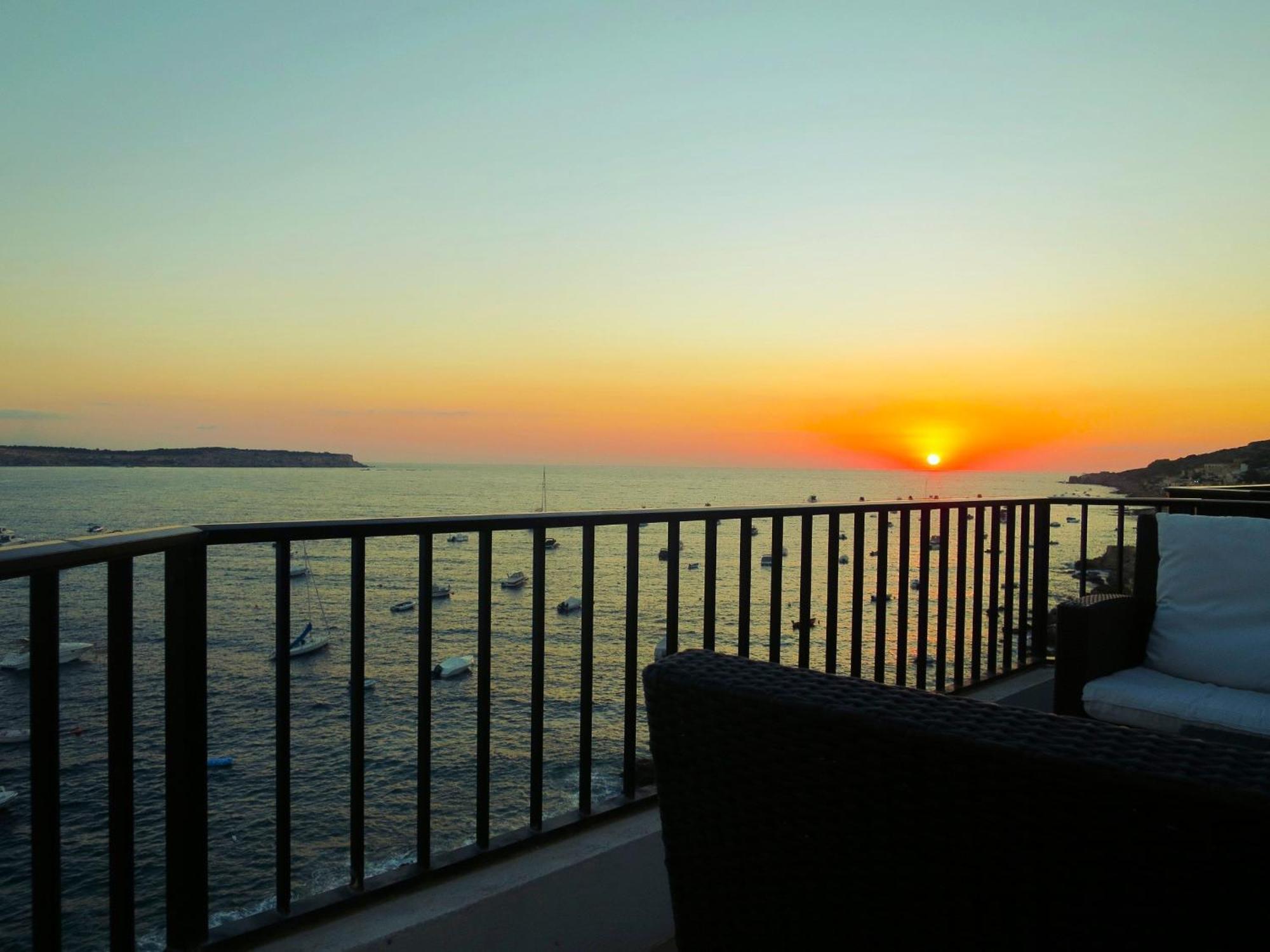 Seafront Apartment Terrace, Lounger & Panoramic Ocean Views 멜리에하 객실 사진