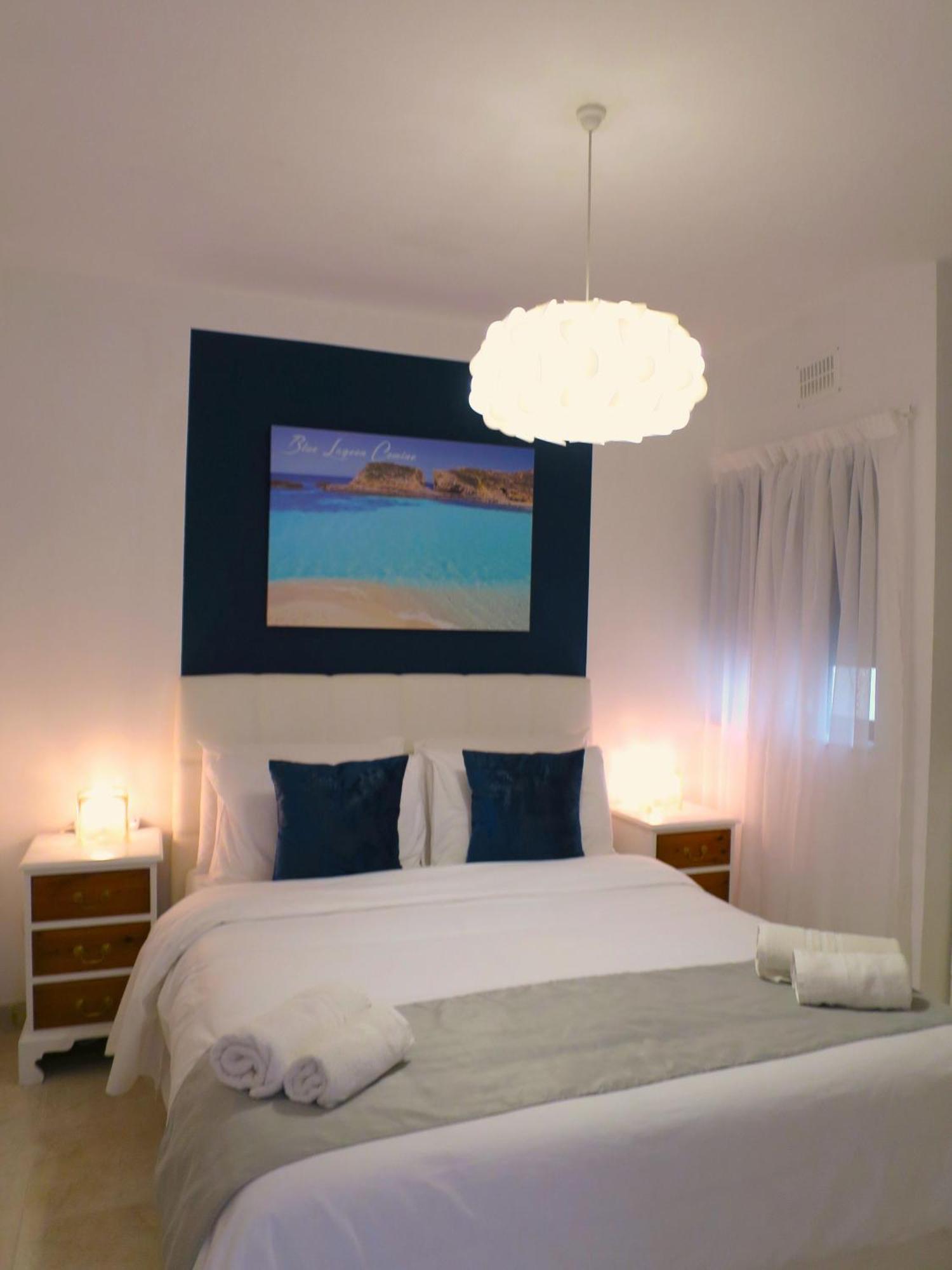 Seafront Apartment Terrace, Lounger & Panoramic Ocean Views 멜리에하 객실 사진