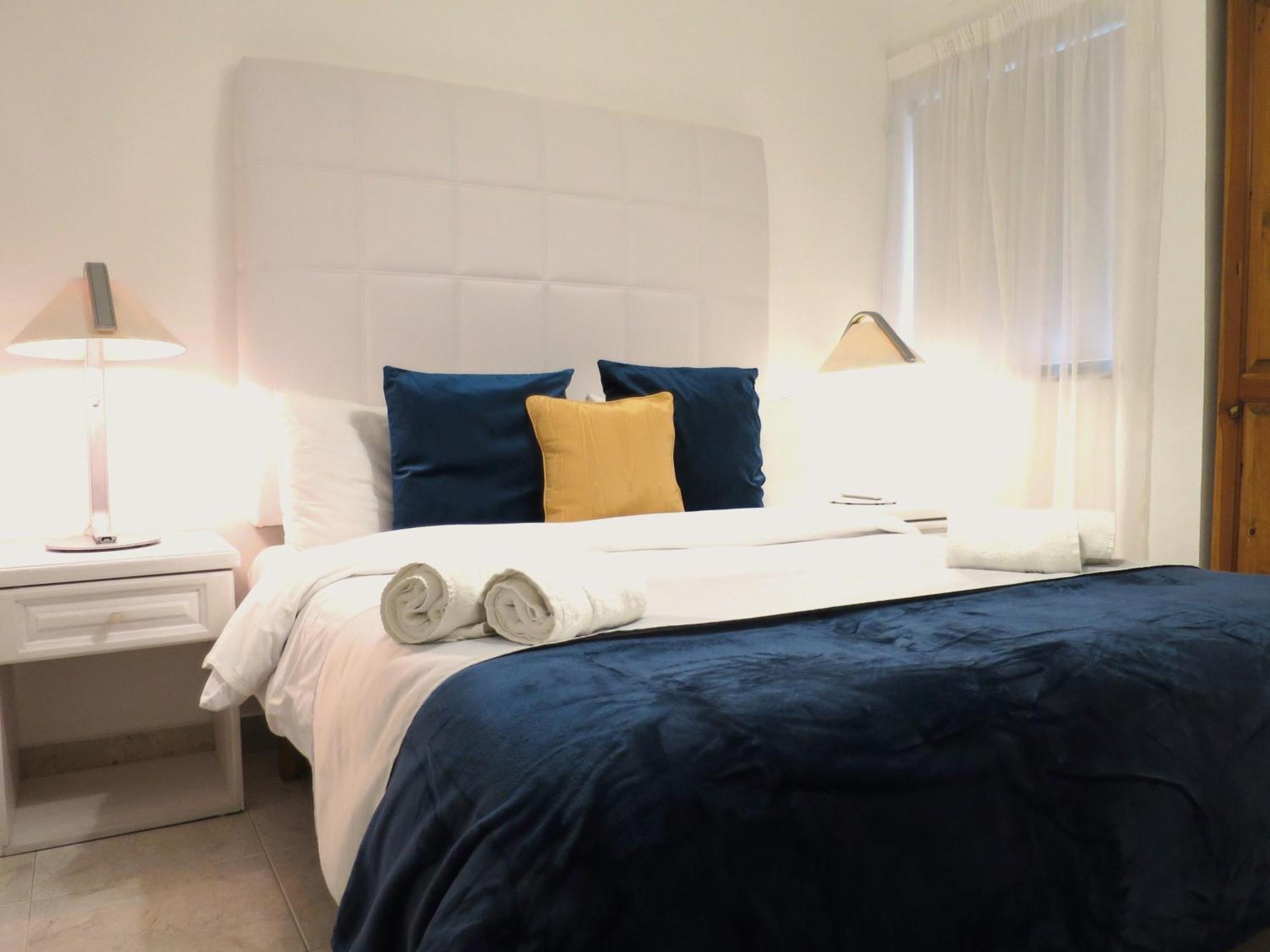 Seafront Apartment Terrace, Lounger & Panoramic Ocean Views 멜리에하 객실 사진