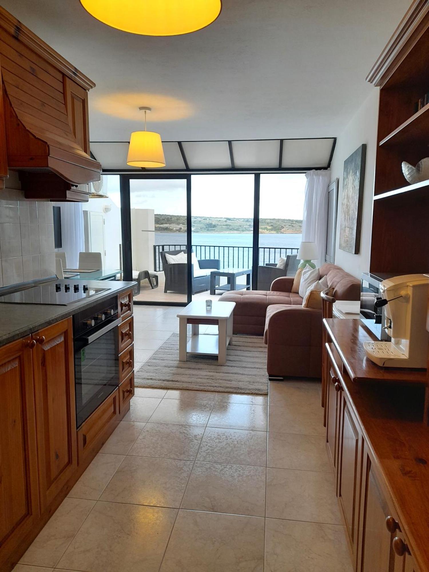 Seafront Apartment Terrace, Lounger & Panoramic Ocean Views 멜리에하 객실 사진