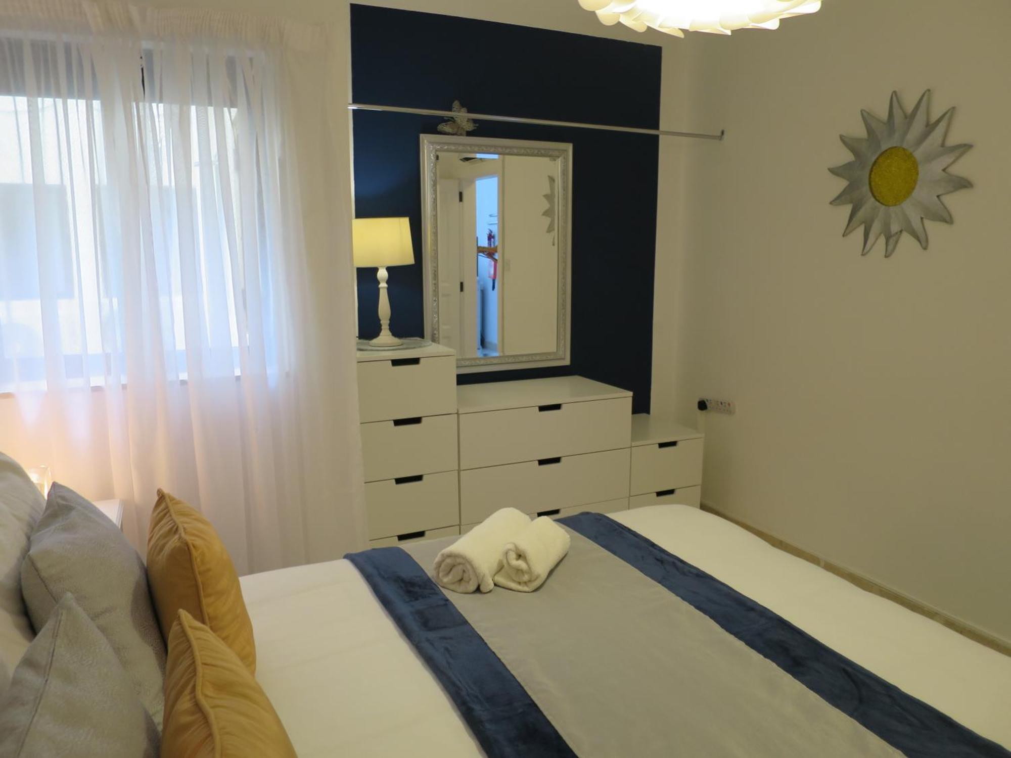 Seafront Apartment Terrace, Lounger & Panoramic Ocean Views 멜리에하 객실 사진