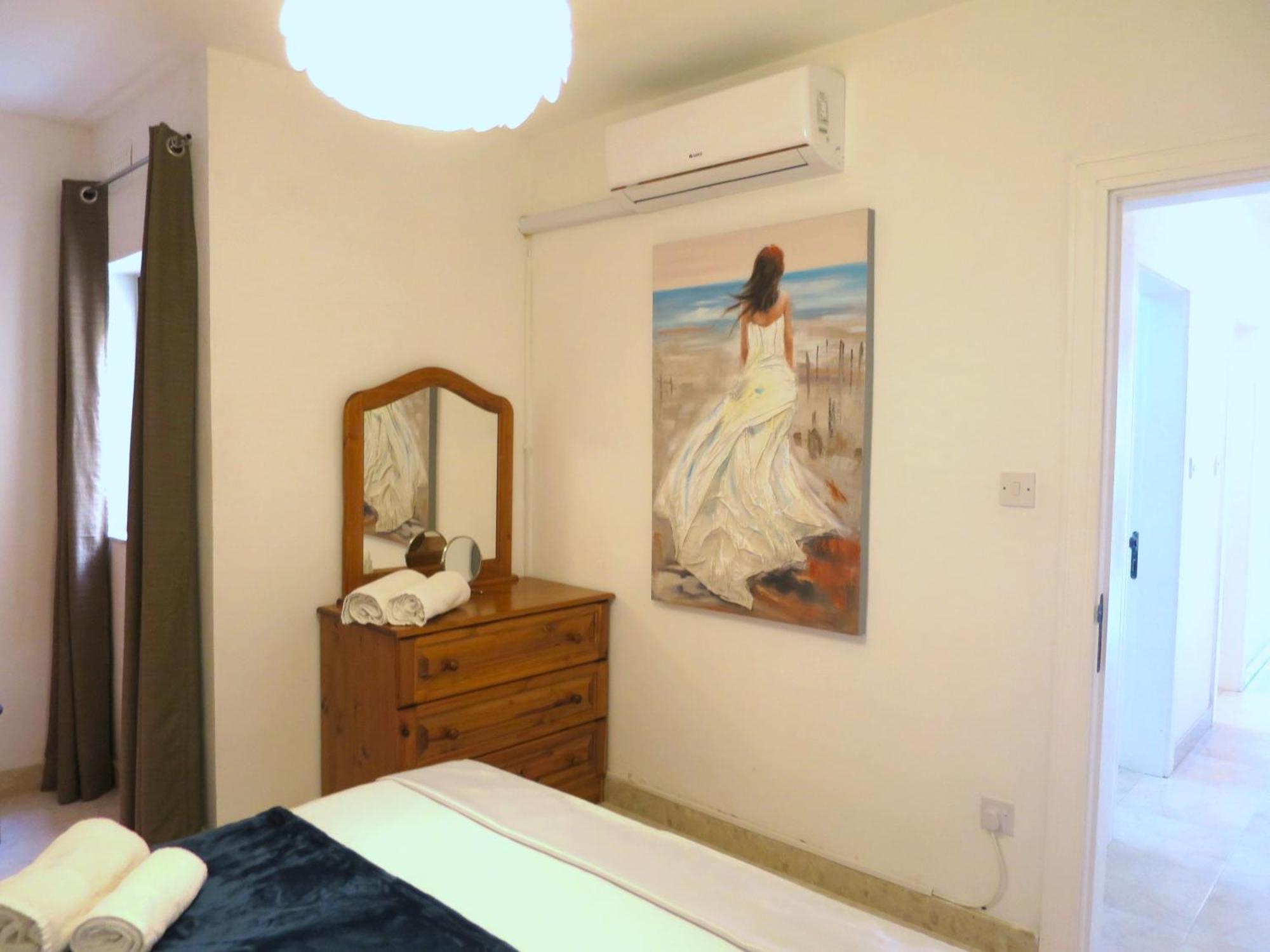 Seafront Apartment Terrace, Lounger & Panoramic Ocean Views 멜리에하 객실 사진
