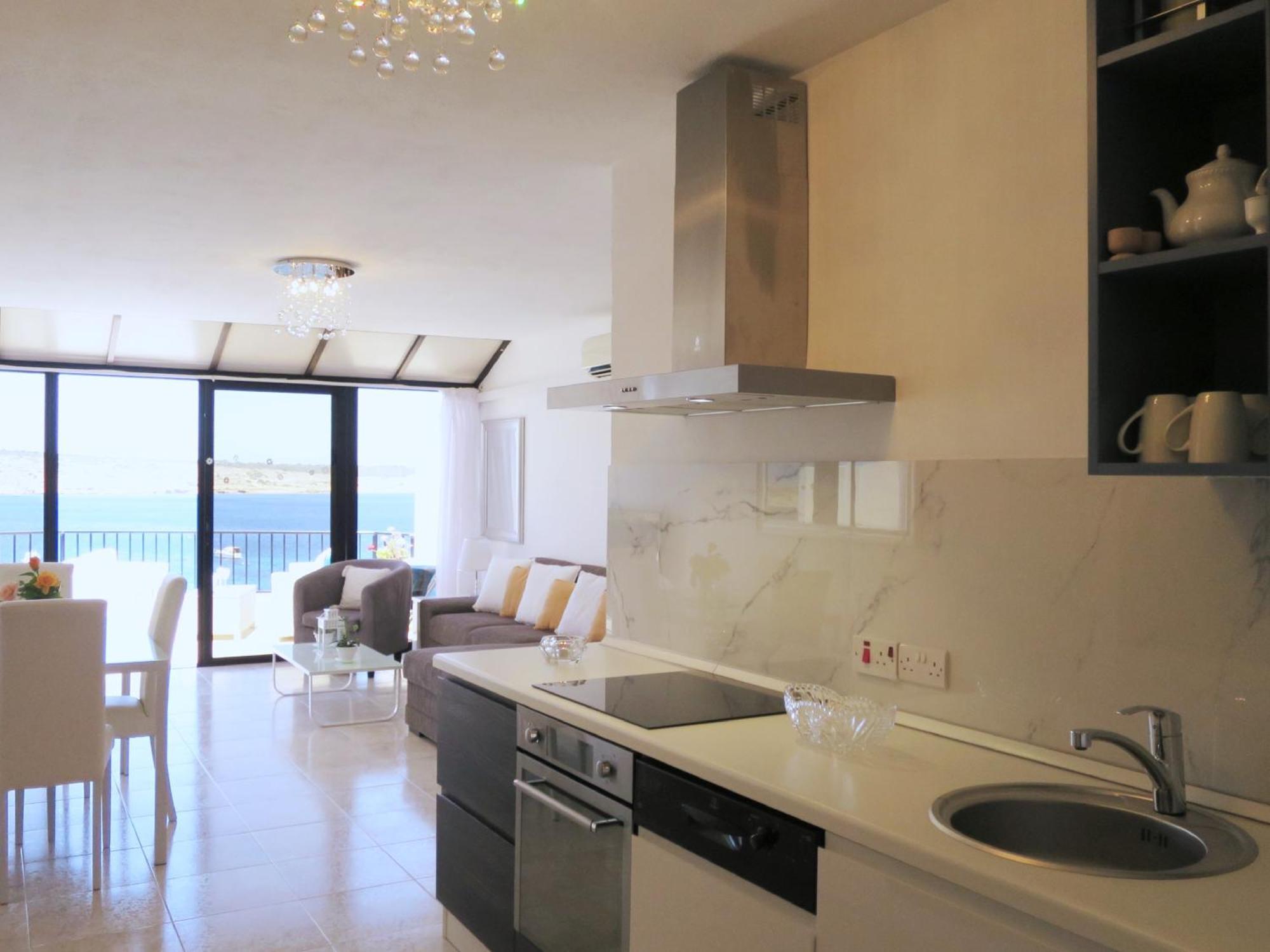 Seafront Apartment Terrace, Lounger & Panoramic Ocean Views 멜리에하 객실 사진