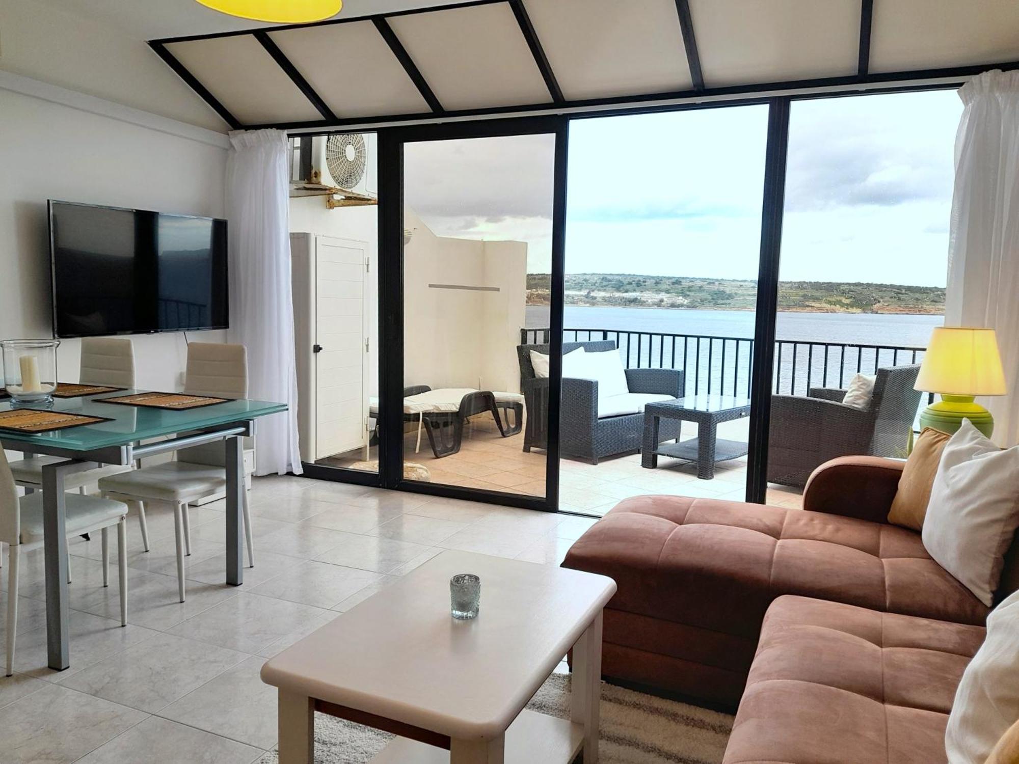 Seafront Apartment Terrace, Lounger & Panoramic Ocean Views 멜리에하 객실 사진