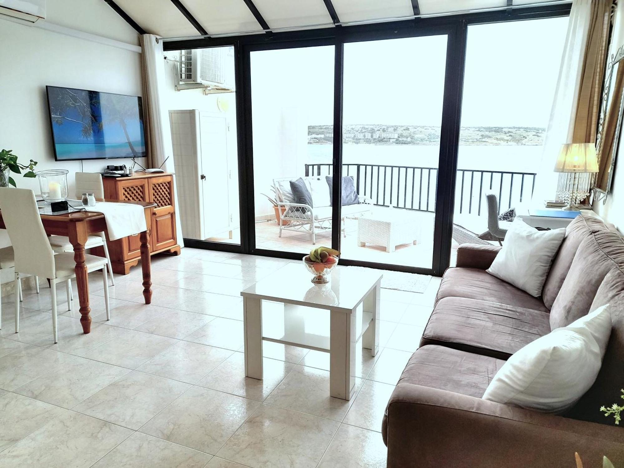 Seafront Apartment Terrace, Lounger & Panoramic Ocean Views 멜리에하 객실 사진