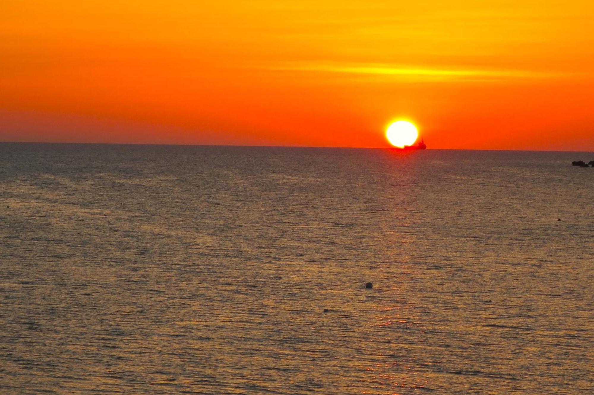 Seafront Apartment Terrace, Lounger & Panoramic Ocean Views 멜리에하 객실 사진