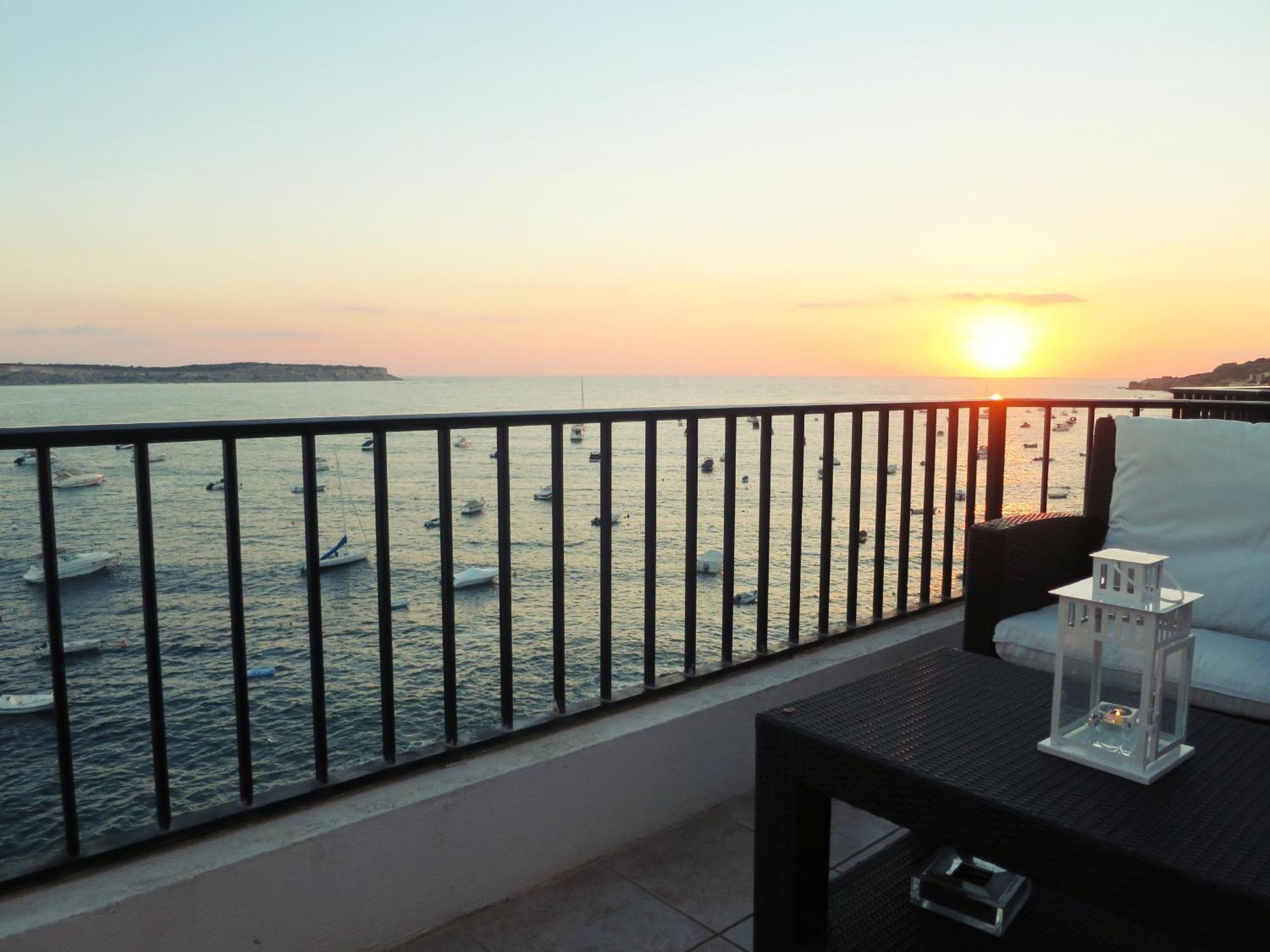 Seafront Apartment Terrace, Lounger & Panoramic Ocean Views 멜리에하 외부 사진