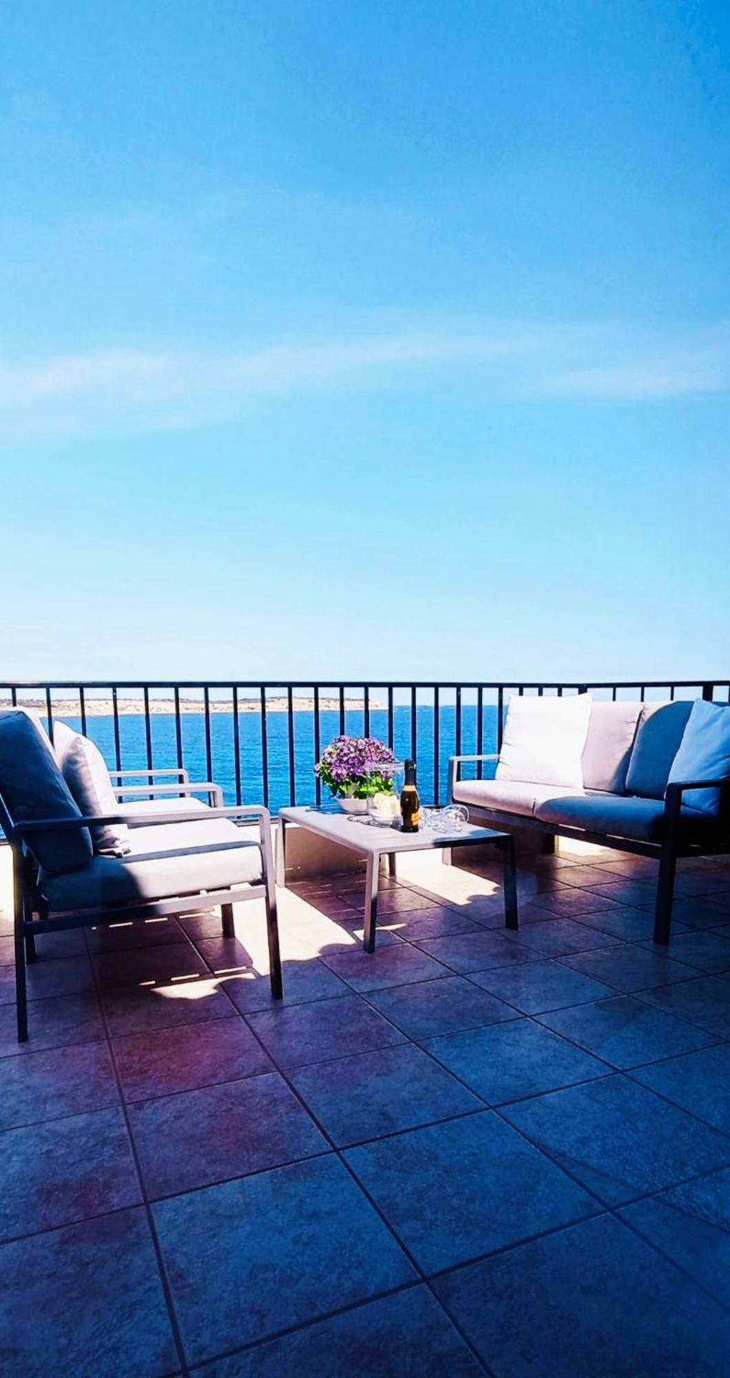 Seafront Apartment Terrace, Lounger & Panoramic Ocean Views 멜리에하 외부 사진
